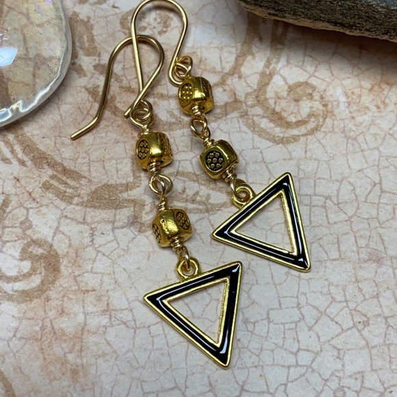 NEW NWOT Triangle gold tone earrings lightweight - Picture 7 of 8